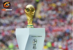  Không khí cuồng nhiệt và chiếc cúp vàng danh giá của FIFA World Cup.